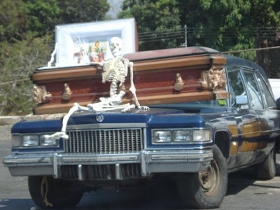 Coche funebre haciendo Drifting¡¡¡ En+esta+funeraria+los+muertos+van+comodos