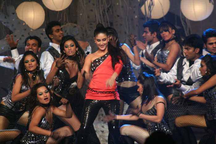 [Kareena+Kapoor+Performs+Green+at+NDTV+Greenathon+(3).jpg]