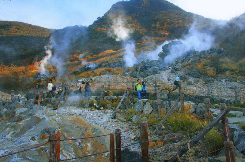owakudani boiling volcanic valley japan sulphur in water