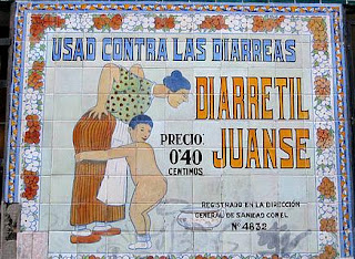 Azulejo anunciando Diarretil Juanse en la fachada de una farmacia de Madrid