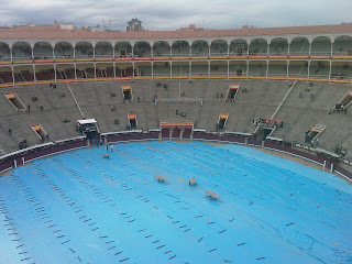 El ruedo de Las Ventas con las lonas para protegerlo de la lluvia