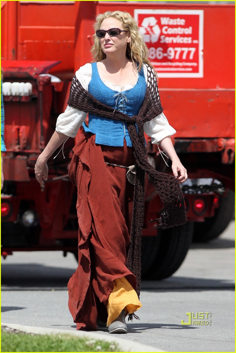 http://4.bp.blogspot.com/_-snzLnJL_24/TGOmF_qHYPI/AAAAAAAAENk/uKu9KdM6TVg/s1600/amanda-seyfried-shiloh-fernandez-red-riding-hood-14.jpg