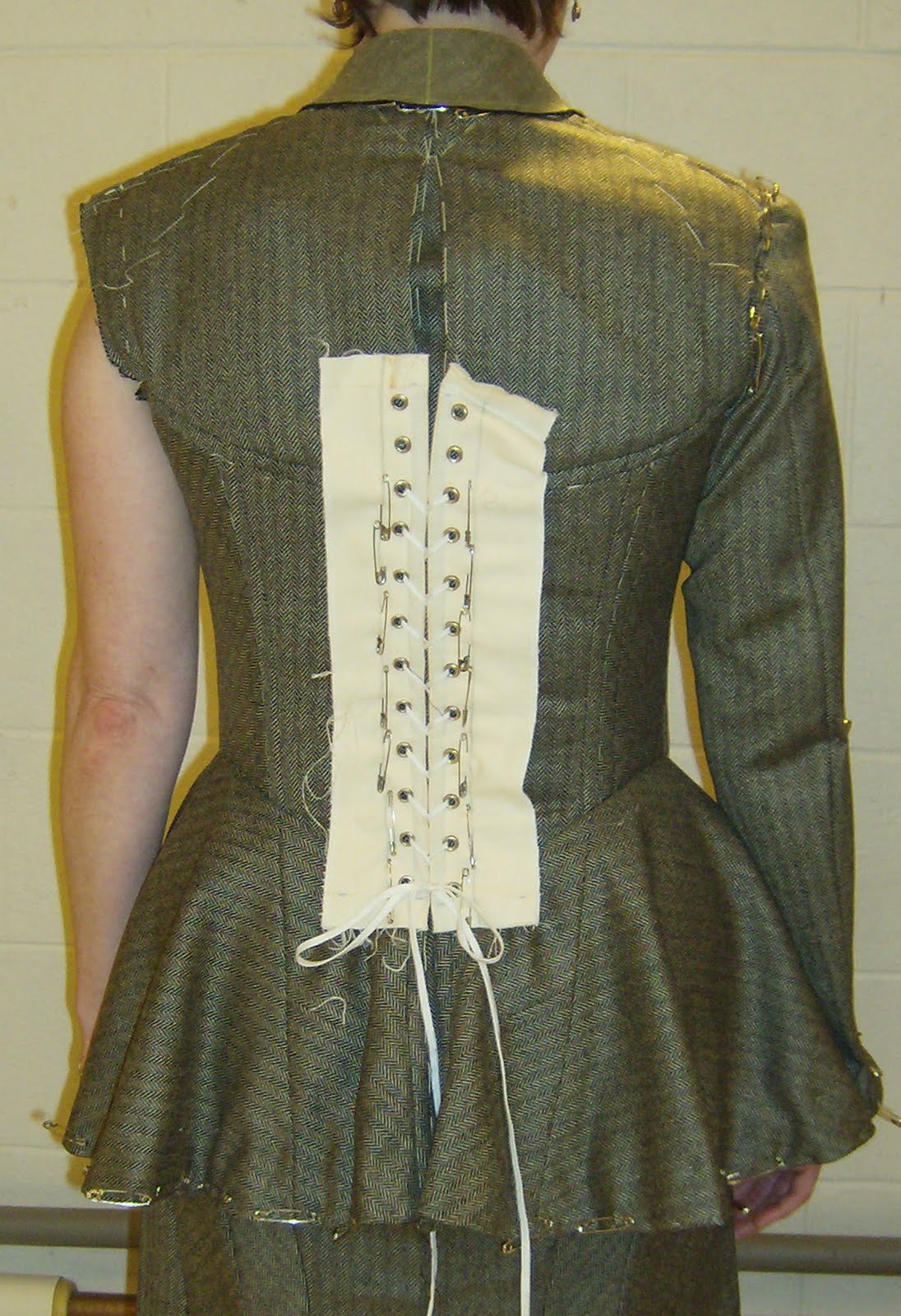 http://4.bp.blogspot.com/_-yKA_LPBwGc/TJ4TElJt1SI/AAAAAAAAA8k/1X2Fz0dRggQ/s1600/corsetsuitbackdetail.jpg