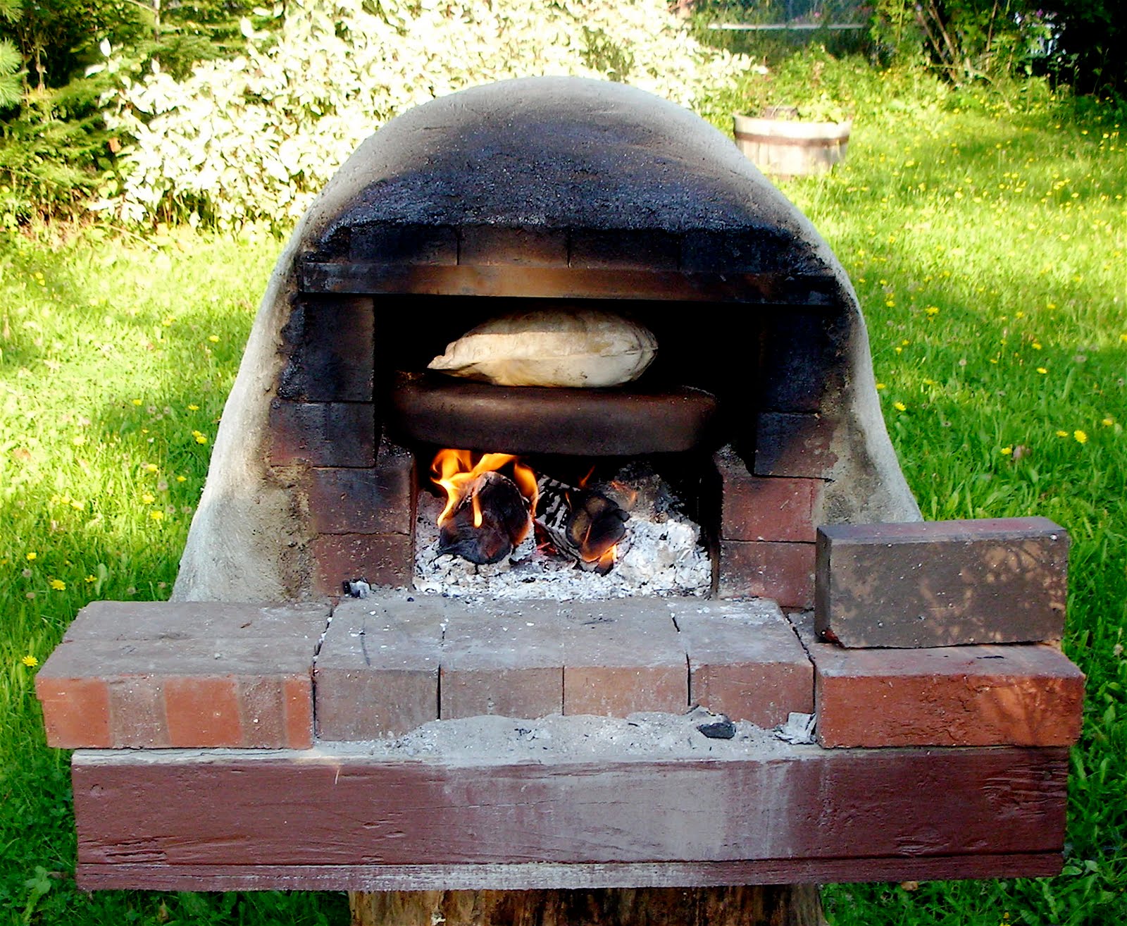 [pita+in+flat+bread+oven.JPG]