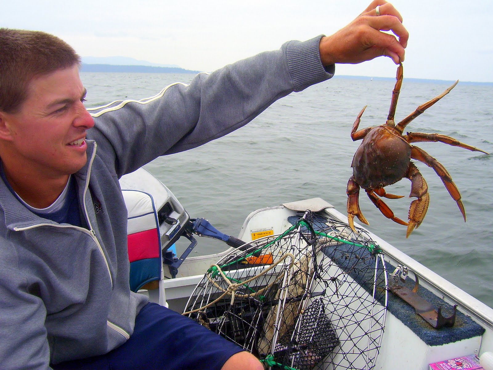 [Jeff+holding+crab.jpg]