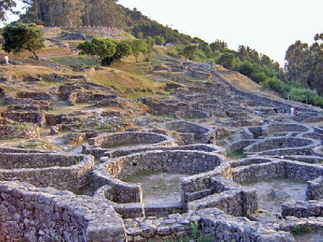 LUGARES CON ENCANTO:CASTRO CELTA NO MONTE SANTA TECRA EN PONTEVEDRA