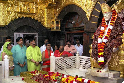 http://4.bp.blogspot.com/_036yF3LHHa0/TFf8xcyJtiI/AAAAAAAAGL0/L4D9H-4x9Ug/s1600/Shasi-Tharoor-and-wife+sunanda+pushkar+at+Shridi+Sai+Baba+Temple.jpg