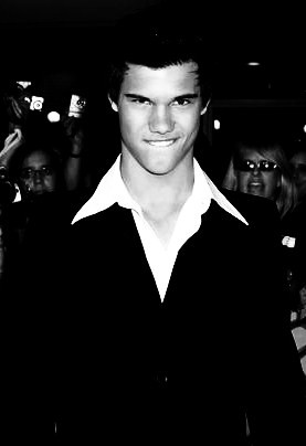[taylor_lautner_2179016.jpg]