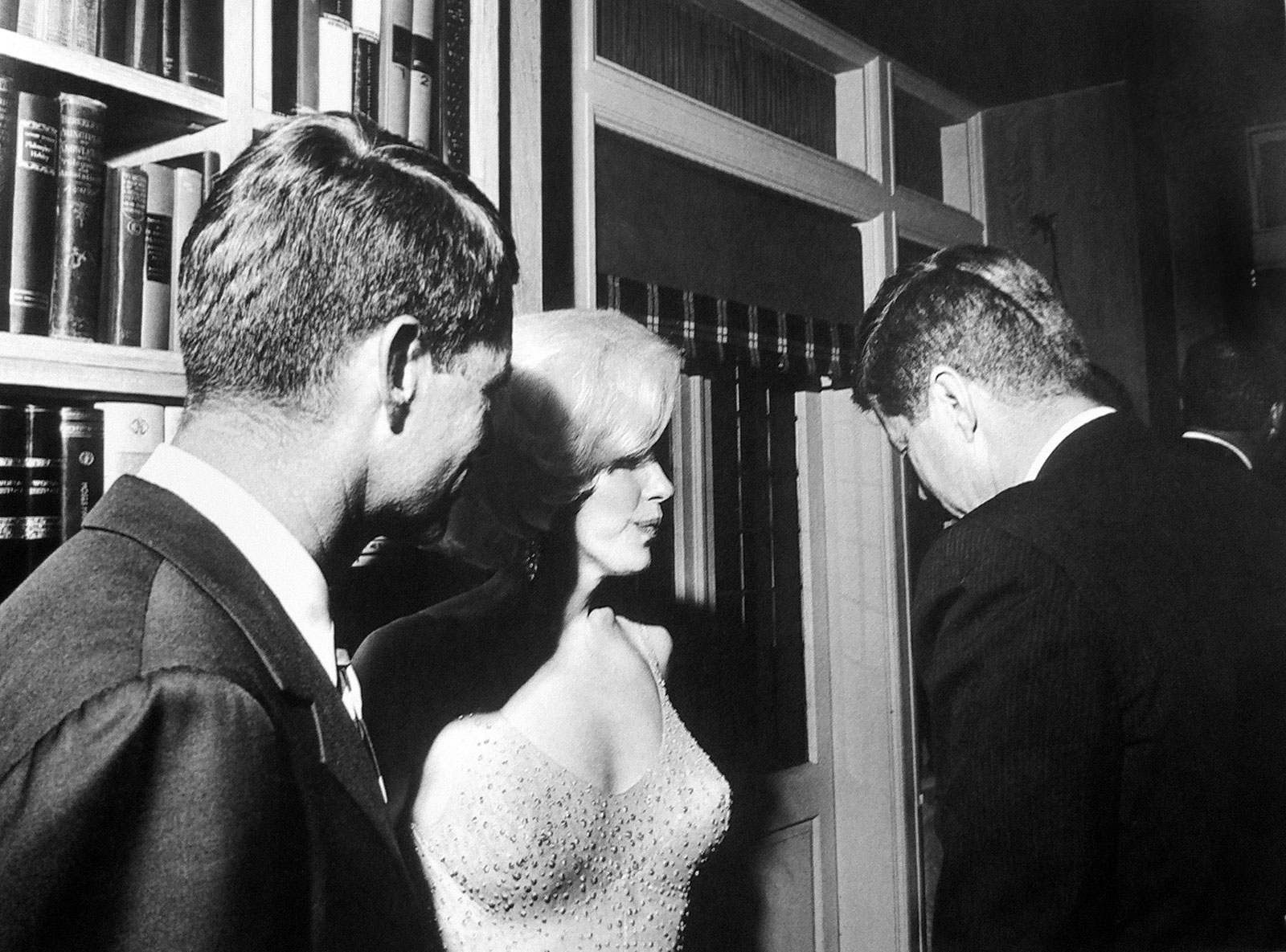 http://4.bp.blogspot.com/_04kZGR_ltmE/TTLLenHVpRI/AAAAAAAAI-Q/u6PTm8ki9m4/s1600/President-Kennedy-and-Marilyn-Monroe.jpg