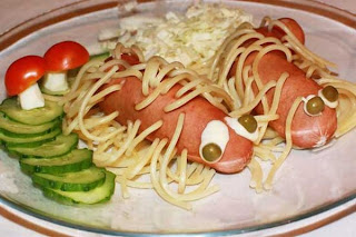 salsicha com cabelo de macarrão