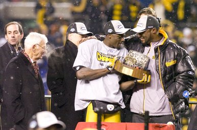 [08_BAL3_Holmes_Tomlin_Trophy_102163.jpg]