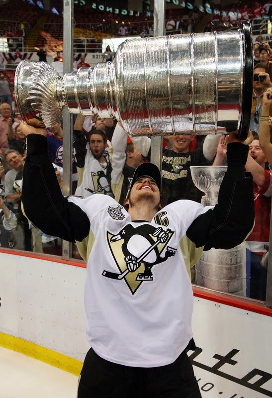 [Crosby-hoists-the-Stanley-Cup.jpg]