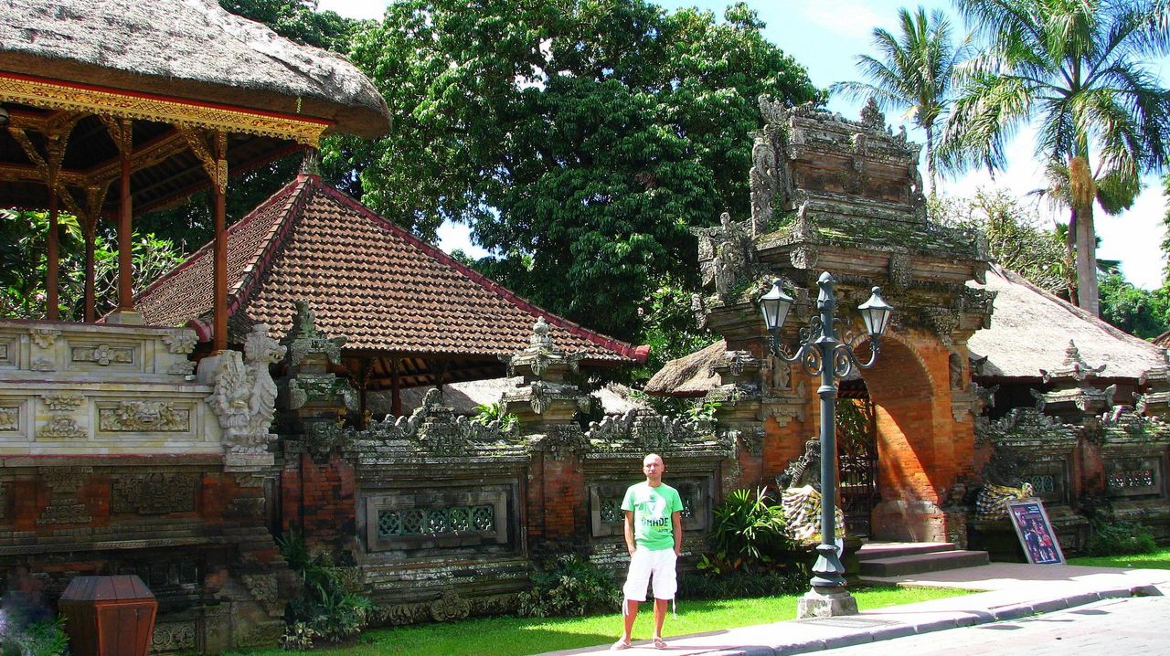 [07+Bali-+Ubud+Palace.JPG]