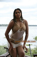 Namitha hot and wet cleavage and yummy thigh show in Nil Gavani Ennai Kadhali / Iddaru Monagallu