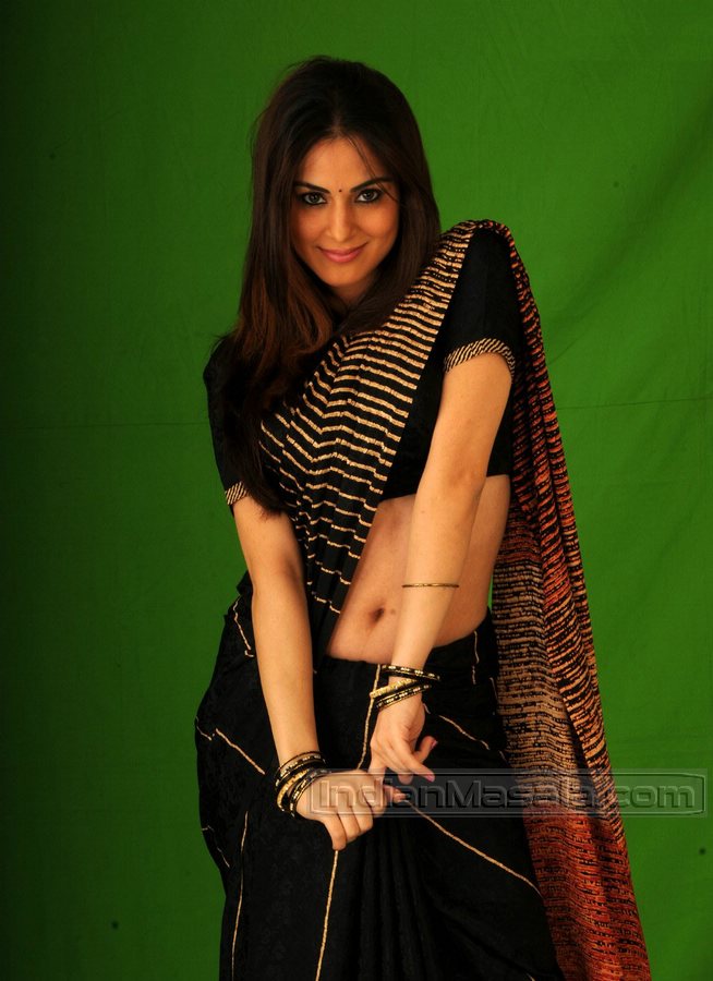 Shraddha Arya erotic navel show during naughty photo shoot on Telugu film Koothimooka sets stills photos