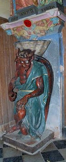 Le diable soutenant le bénitier à l'entrée de l'église de Rennes-le-Château - © Johan Netchacovitch