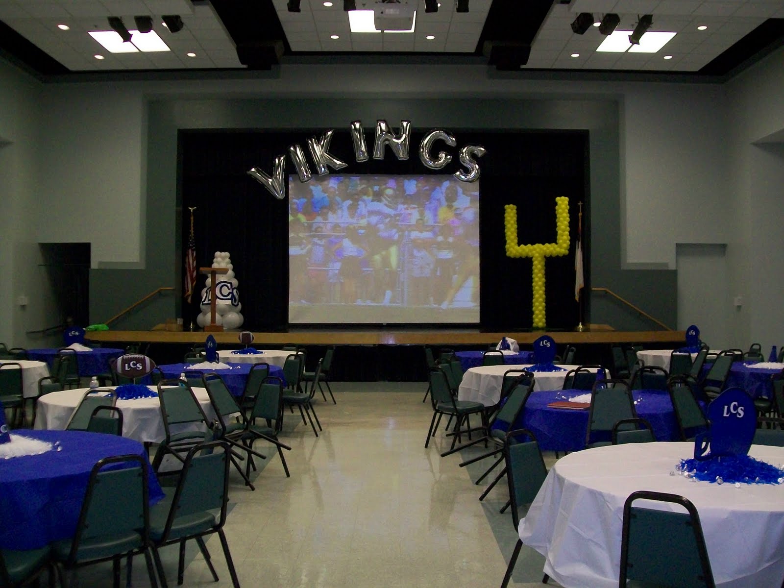 [Vikings+football+Tables+and+Stage+2009.jpg]
