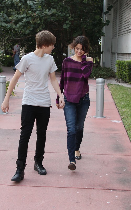 selena gomez and justin bieber selena gomez and justin bieber at the beach may 2011. selena gomez and justin bieber