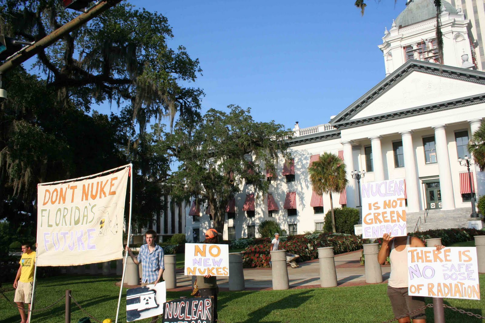 [8-11-09+nuclear+protesters.jpg]