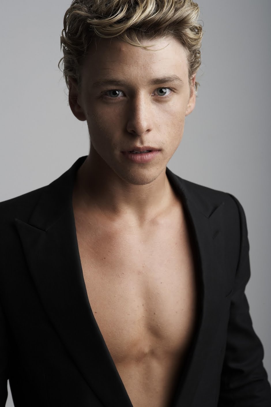 Mitch Hewer (born 1989) Mitch Hewer (born 1989)