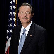http://upload.wikimedia.org/wikipedia/commons/thumb/8/82/R._David_Paulison,_official_FEMA_photo_portrait,_2006.jpg/225px-R._David_Paulison,_official_FEMA_photo_portrait,_2006.jpg