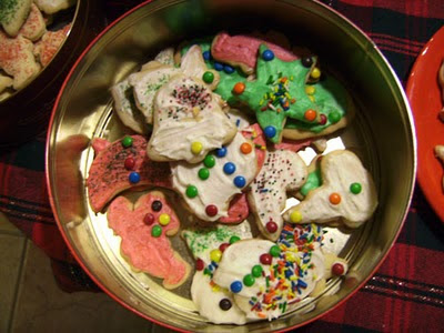 Cut out cookies in tin