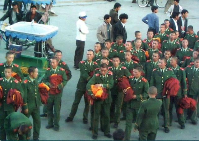 [Soldats+xinesos+disfressant-se+de+monjos_BBC_0408.JPG]