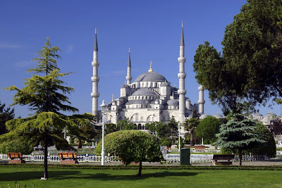 http://4.bp.blogspot.com/_0ZVbXaMEi14/TA6MlPPLsyI/AAAAAAAAAFY/2ywqXPVlenA/s1600/sultan-ahmed-mosque.jpg