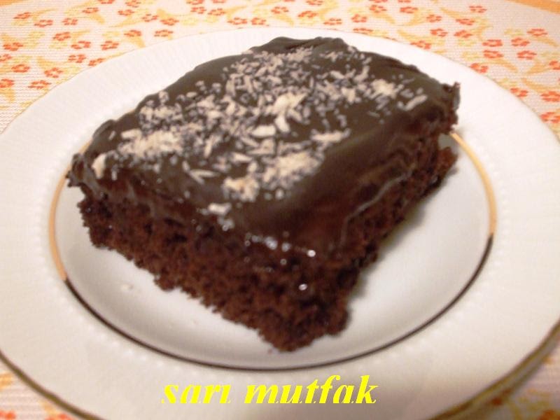 SARI MUTFAK ÇİKOLATA SOSLU KEK