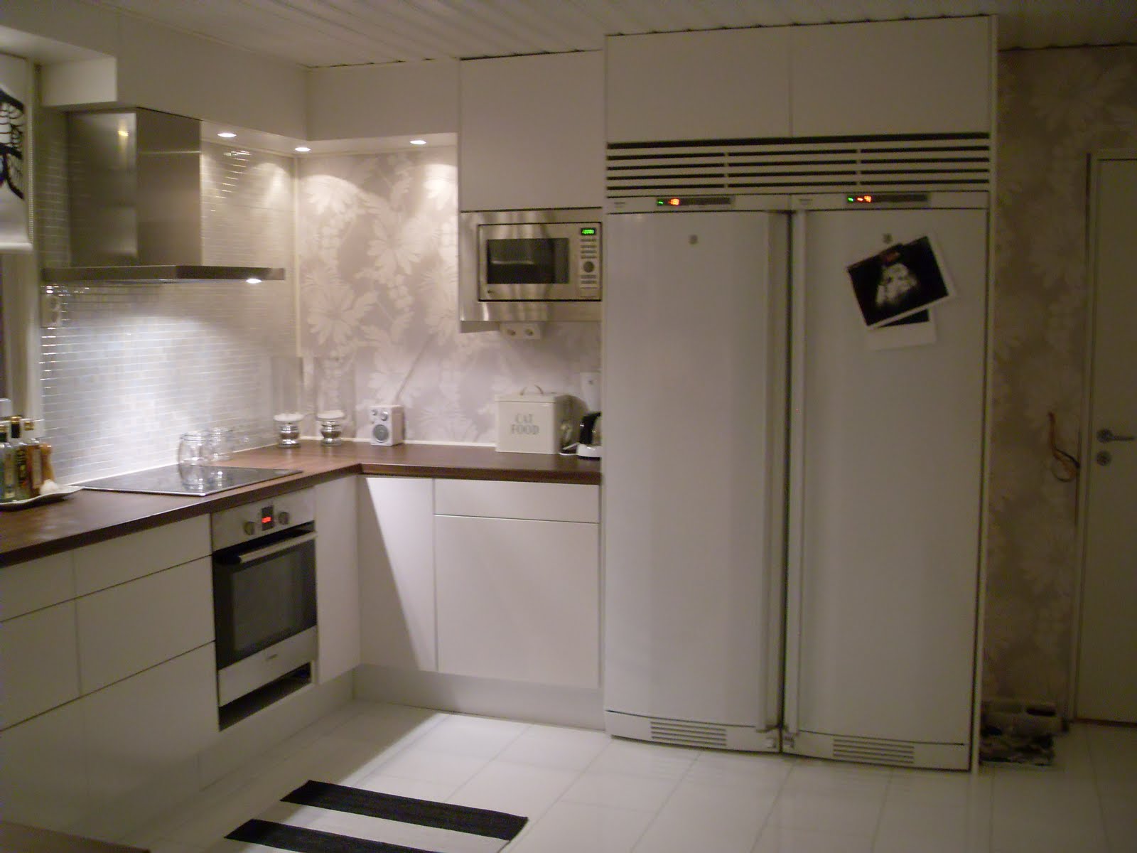 Renovering och inredning av ett vitt hus vid havet: köket