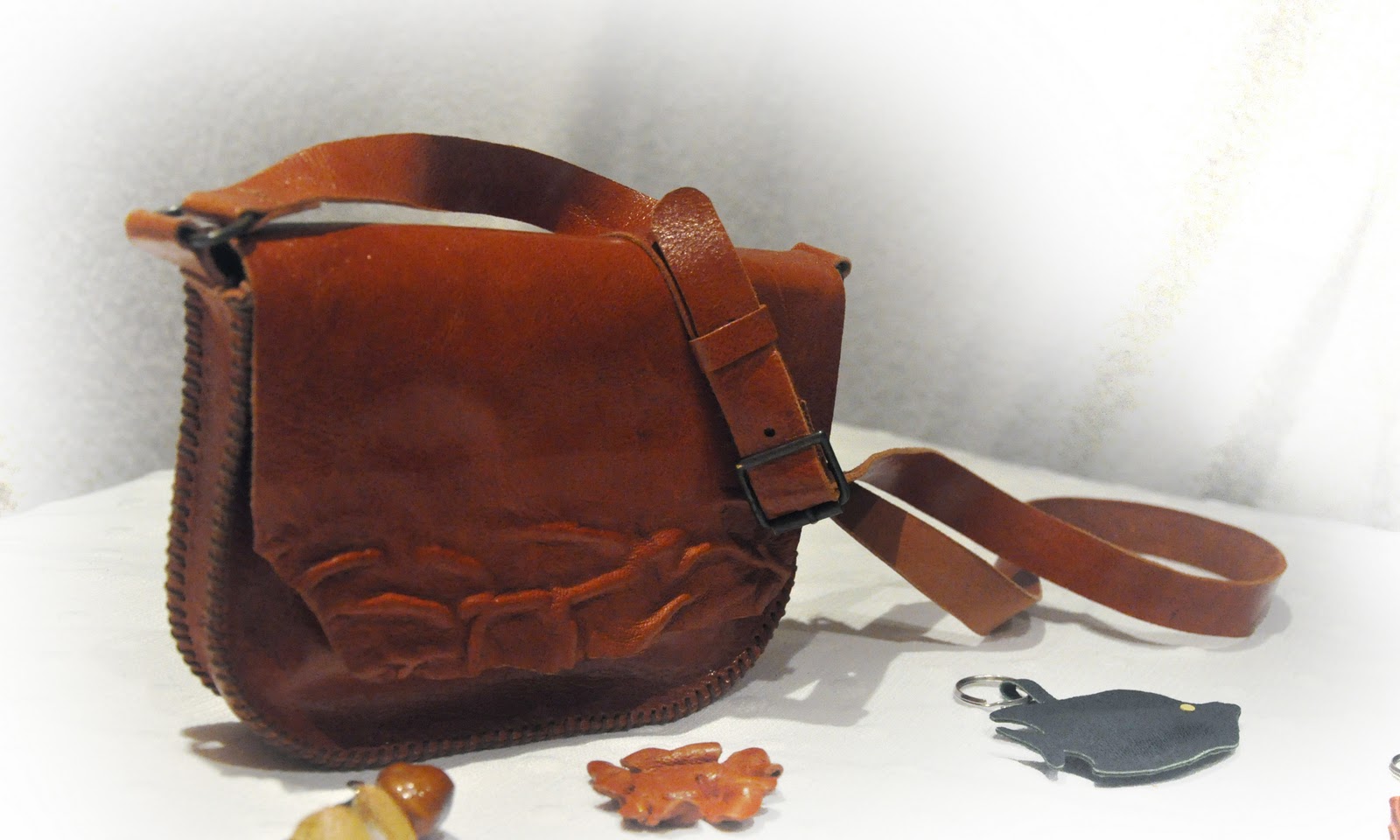 ayudando a hacer tesoros: bolso y cartera en cuero