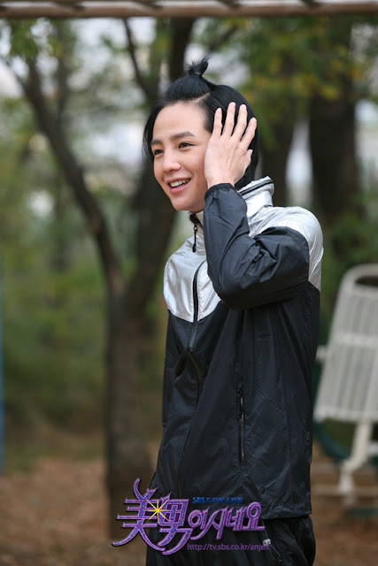 http://4.bp.blogspot.com/_0iDlMhxFvR0/S8bHf-3gG4I/AAAAAAAAAt0/kO2dFG3fgok/s1600/jgs-smile.jpg