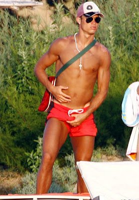 http://4.bp.blogspot.com/_0lNUjX99QTU/SMFcwW4PBtI/AAAAAAAAA54/TyEiH3kenJ8/s400/CRISTIANO+RONALDO.jpg