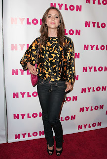 Eliza Dushku in Tight Jeans http://4.bp.blogspot.com/_0mLqBqGwhxY/SMQkaXPMpsI/AAAAAAAAAFY/nZDn3NIo5Lg/s320/Eliza+Dushku+in+jeans.jpg