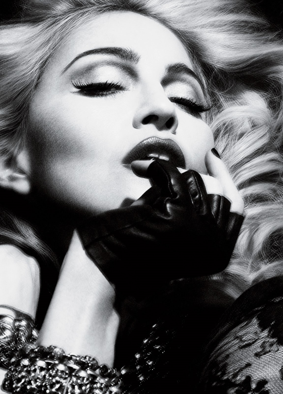 http://4.bp.blogspot.com/_0pynAn-Ksz4/S9_f8R-8_0I/AAAAAAAAJEk/60SgEm3_V2I/s1600/2010+-+Madonna+by+Alas+&amp;+Piggott+for+Interview+-+02.jpg