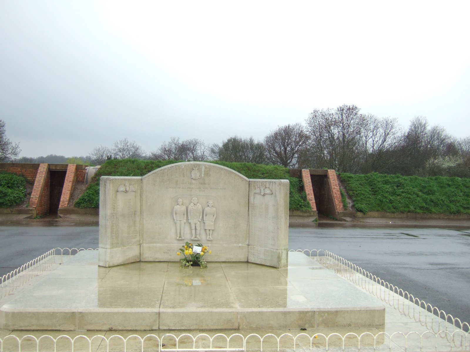 [RAF_Kenley_-_memorial.JPG]