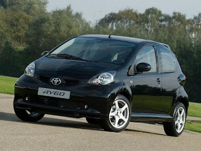 Aygo, um Toyota produzido junto com a Peugeot e a Citroen, que é bom de bola no futebol de carros.