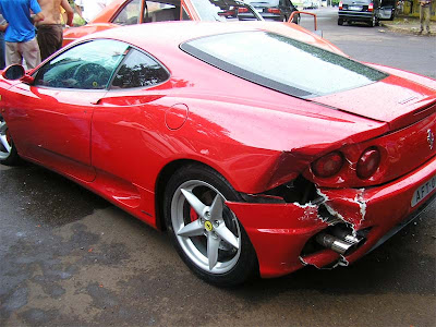 Danos provocados na Ferrari custam mais que o outro carro.