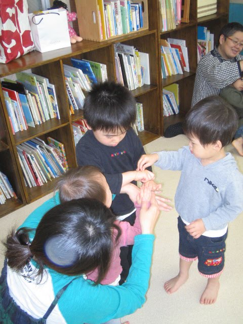 絵本の森保育園 てってのねずみ わらべうた遊び