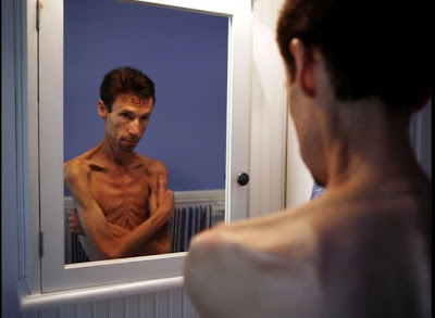 Anorexic+person+looking+in+mirror