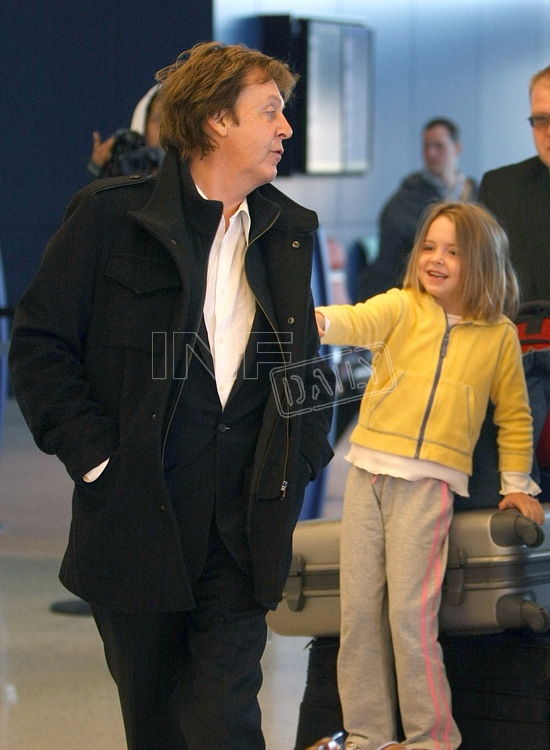 Paul McCartney et Beatrice au JFK Airport Paulandbea+%287%29
