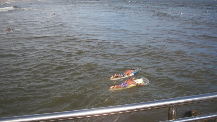 SURFISTAS NO PIER DO EMISSÁRIO