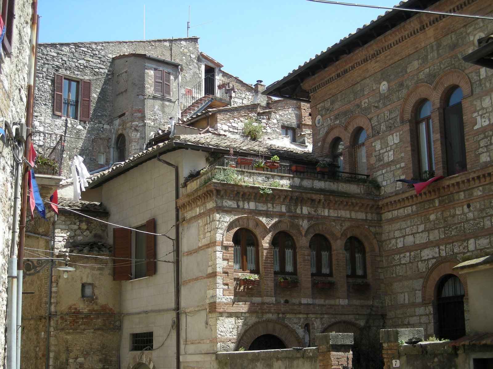 [Pitigliano+and+Narni+016+Narni+houses.JPG]