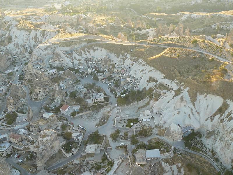 [④岩と家が一体.jpg]