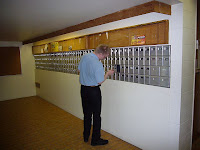 Posti tulee alakerran postilokeroihin puoliltapäivin. Posti tulee alakerran postilokeroihin puoliltapäivin.