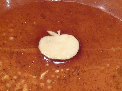 arranging apples in pan