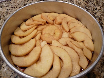 apples in cake pan