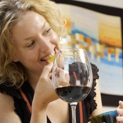 Vinho tinto aumenta desejo sexual da mulher
