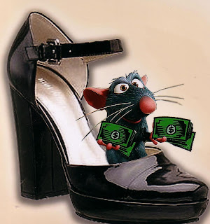 Ratinho dentro de um sapato preto contando cédulas de dinheiro