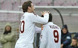 Totti abrazado a Vucinic en el primer gol de la Roma